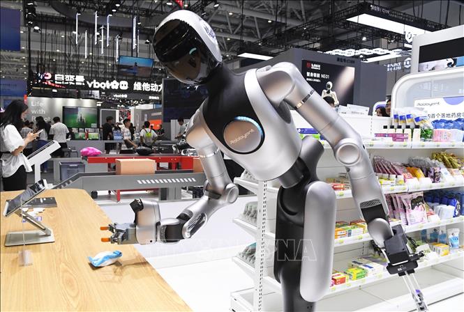 Robot trình diễn khả năng lấy và di chuyển vật thể tại Hội nghị Robot Thế giới 2026 ở Bắc Kinh. (Ảnh: THX/TTXVN) Media